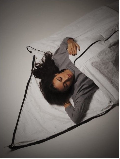 Βρετανοί έφτιαξαν παλτό για πρόσφυγες: Γίνεται sleeping bag [εικόνες] | iefimerida.gr 1