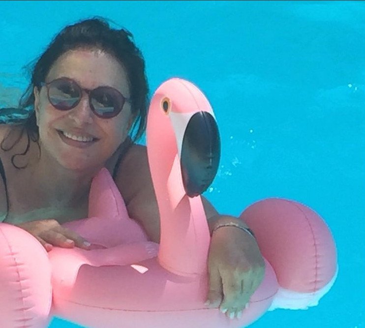 Η Χάρις Αλεξίου ποζάρει πάνω σε ροζ φλαμίνγκο -Το τρεντ της σεζόν [εικόνα]  | iefimerida.gr 0