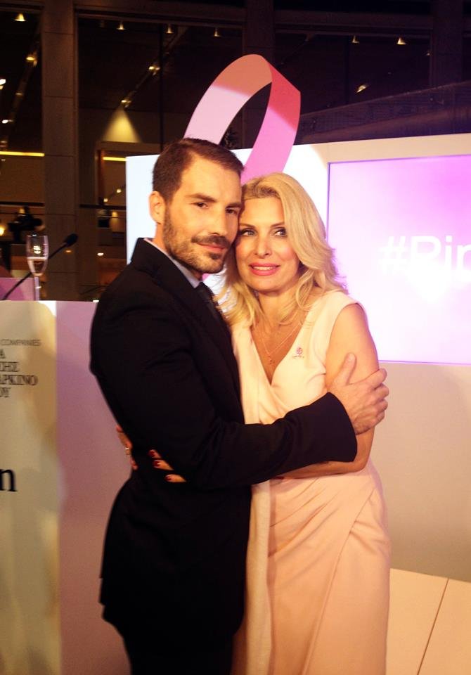 Στα ροζ η Ελένη Μενεγάκη για τη ροζ φωταγώγηση του ξενοδοχείου Χίλτον [εικόνες] | iefimerida.gr 2