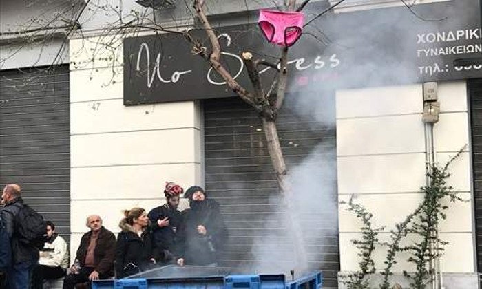 Αγρότες κρέμασαν γυναικείο εσώρουχο στα γραφεία του ΣΥΡΙΖΑ: «Μόνο αυτό δε μας πήρατε»[εικόνα] | iefimerida.gr 1