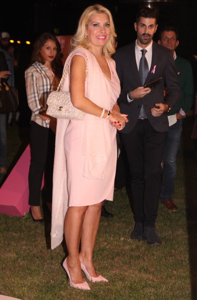 Στα ροζ η Ελένη Μενεγάκη για τη ροζ φωταγώγηση του ξενοδοχείου Χίλτον [εικόνες] | iefimerida.gr 3