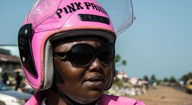 Οι «Ροζ Πάνθηρες» της Λιβερίας: Γυναίκες οδηγοί ταξί-μηχανών φορούν ροζ για να νιώθουν ασφαλείς [εικόνες] | iefimerida.gr 0