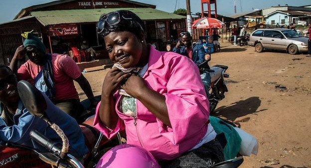 Οι «Ροζ Πάνθηρες» της Λιβερίας: Γυναίκες οδηγοί ταξί-μηχανών φορούν ροζ για να νιώθουν ασφαλείς [εικόνες] | iefimerida.gr 2