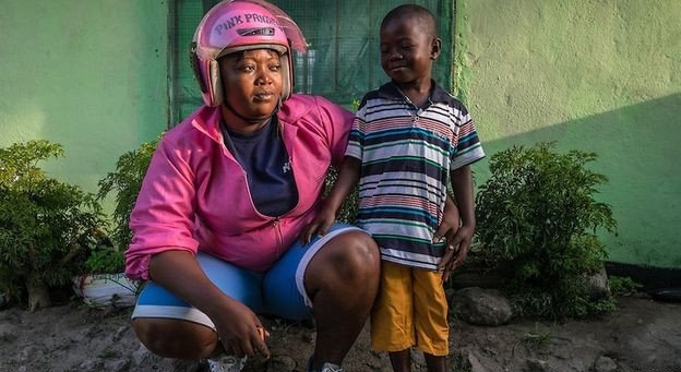 Οι «Ροζ Πάνθηρες» της Λιβερίας: Γυναίκες οδηγοί ταξί-μηχανών φορούν ροζ για να νιώθουν ασφαλείς [εικόνες] | iefimerida.gr 3