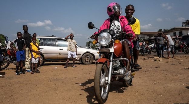Οι «Ροζ Πάνθηρες» της Λιβερίας: Γυναίκες οδηγοί ταξί-μηχανών φορούν ροζ για να νιώθουν ασφαλείς [εικόνες] | iefimerida.gr 4