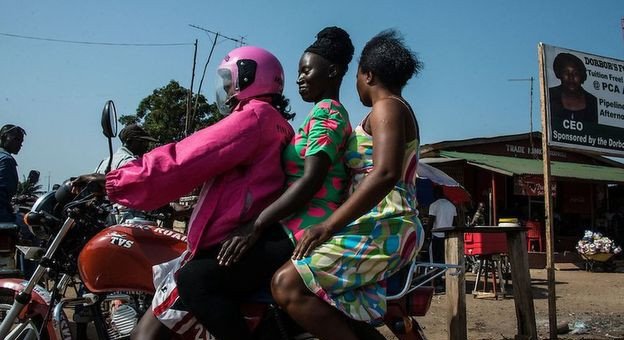 Οι «Ροζ Πάνθηρες» της Λιβερίας: Γυναίκες οδηγοί ταξί-μηχανών φορούν ροζ για να νιώθουν ασφαλείς [εικόνες] | iefimerida.gr 5