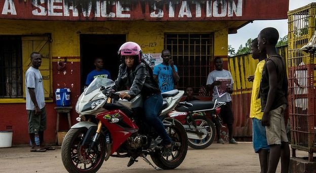 Οι «Ροζ Πάνθηρες» της Λιβερίας: Γυναίκες οδηγοί ταξί-μηχανών φορούν ροζ για να νιώθουν ασφαλείς [εικόνες] | iefimerida.gr 6