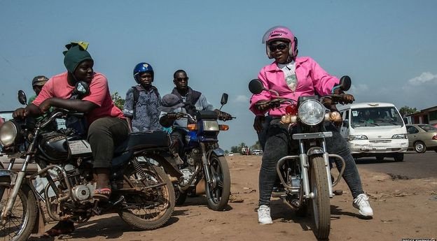 Οι «Ροζ Πάνθηρες» της Λιβερίας: Γυναίκες οδηγοί ταξί-μηχανών φορούν ροζ για να νιώθουν ασφαλείς [εικόνες] | iefimerida.gr 7