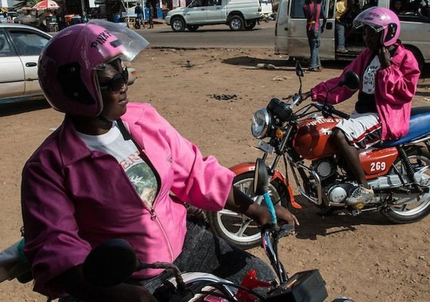 Οι «Ροζ Πάνθηρες» της Λιβερίας: Γυναίκες οδηγοί ταξί-μηχανών φορούν ροζ για να νιώθουν ασφαλείς [εικόνες] | iefimerida.gr 8