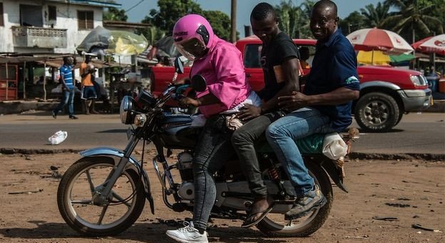 Οι «Ροζ Πάνθηρες» της Λιβερίας: Γυναίκες οδηγοί ταξί-μηχανών φορούν ροζ για να νιώθουν ασφαλείς [εικόνες] | iefimerida.gr 1