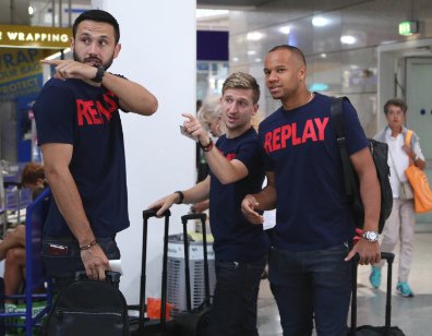 O Ολυμπιακός αναχώρησε για Βελιγράδι με την νέα REPLAY casual ενδυμασία της σεζόν 2017/2018 [εικόνες] | iefimerida.gr 4