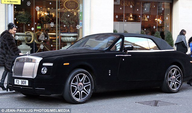 Οι κροίσοι της Βρετανίας ντύνουν τα πανάκριβα αυτοκίνητα τους με βελούδο για να τα χαϊδεύουν οι περαστικοί [εικόνες] | iefimerida.gr 3