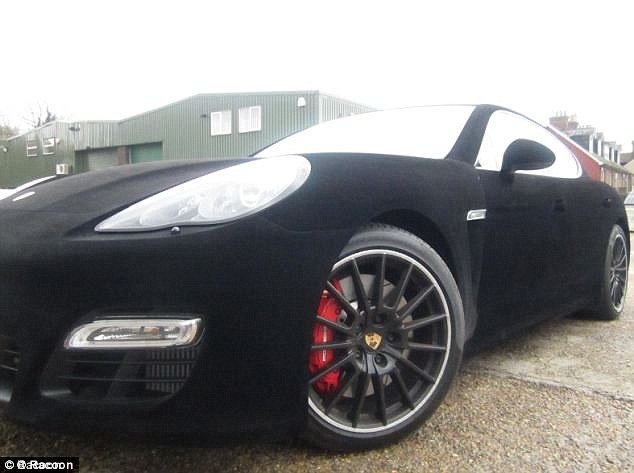 Οι κροίσοι της Βρετανίας ντύνουν τα πανάκριβα αυτοκίνητα τους με βελούδο για να τα χαϊδεύουν οι περαστικοί [εικόνες] | iefimerida.gr 5