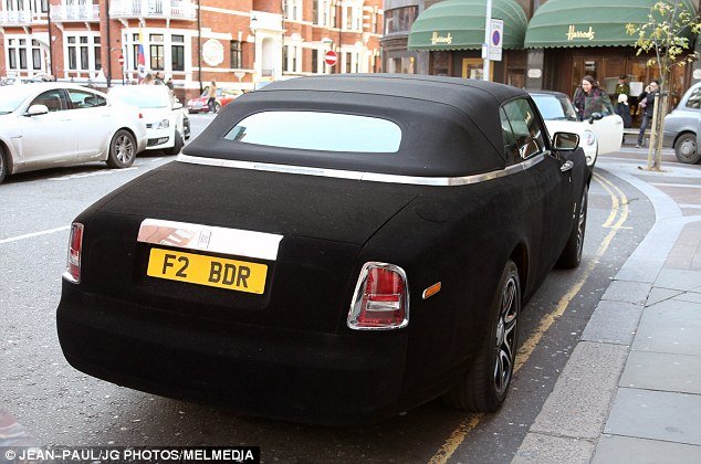 Οι κροίσοι της Βρετανίας ντύνουν τα πανάκριβα αυτοκίνητα τους με βελούδο για να τα χαϊδεύουν οι περαστικοί [εικόνες] | iefimerida.gr 2