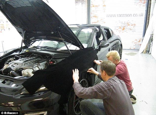 Οι κροίσοι της Βρετανίας ντύνουν τα πανάκριβα αυτοκίνητα τους με βελούδο για να τα χαϊδεύουν οι περαστικοί [εικόνες] | iefimerida.gr 4