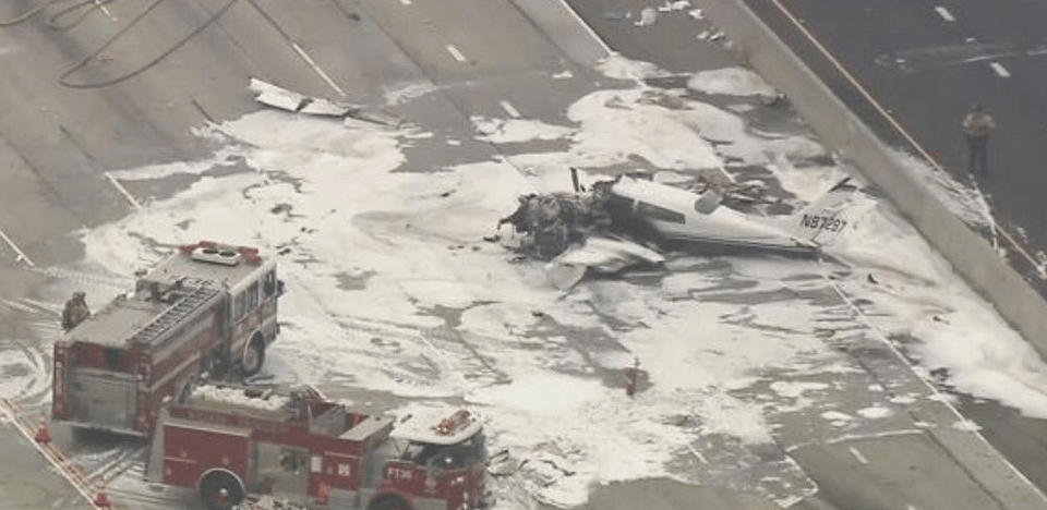 Αεροπλάνο έπεσε σε αυτοκινητόδρομο της Καλιφόρνια [εικόνες & βίντεο] | iefimerida.gr 0