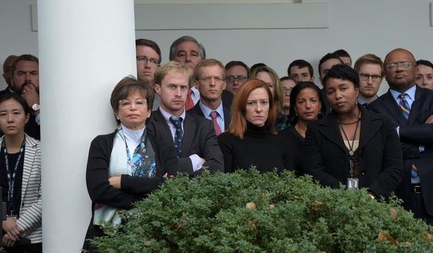 Μια εικόνα, χίλιες λέξεις: Tο επιτελείο του Ομπάμα παρακολουθεί τον Τραμπ να μιλάει στον Λευκό Οίκο [εικόνα] | iefimerida.gr 0