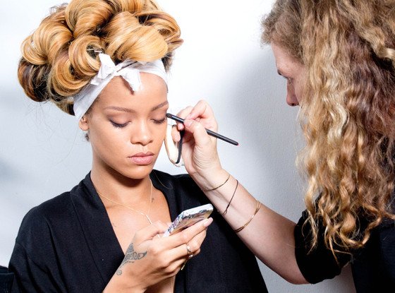 Στην Αγγλία έκριναν ακατάλληλη για ανηλίκους τη διαφήμιση  για το άρωμα της Ριάνα [εικόνες] | iefimerida.gr 2