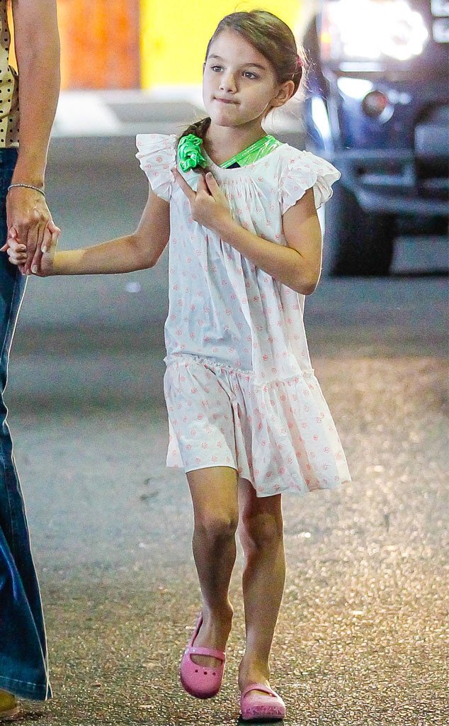 H 7χρονη Σούρι Κρουζ υψώνει το μεσαίο δάχτυλο στους παπαράτσι [εικόνα]  | iefimerida.gr 0