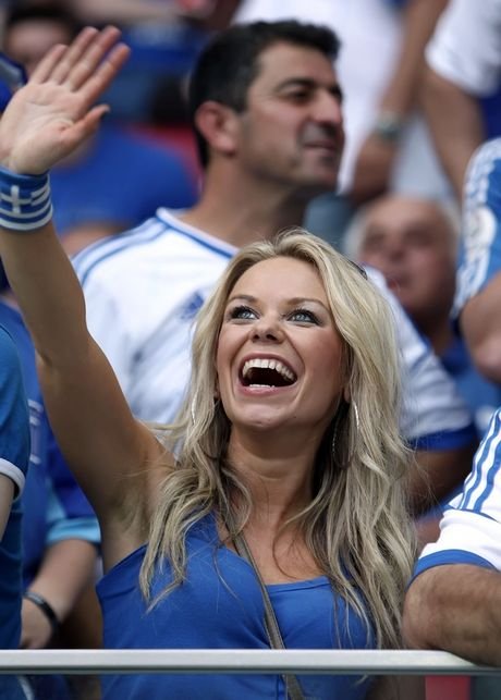 Η σέξι Ρωσίδα φίλαθλος της Εθνικής Ελλάδος [εικόνες] | iefimerida.gr 1