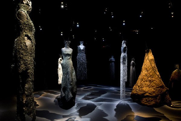 Γλυπτά που... φοριούνται -Ενας σχεδιαστής ρούχων που παραβιάζει όλους τους νόμους της μόδας [εικόνες]  | iefimerida.gr 1