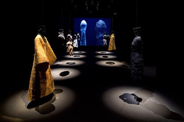 Γλυπτά που... φοριούνται -Ενας σχεδιαστής ρούχων που παραβιάζει όλους τους νόμους της μόδας [εικόνες]  | iefimerida.gr 0