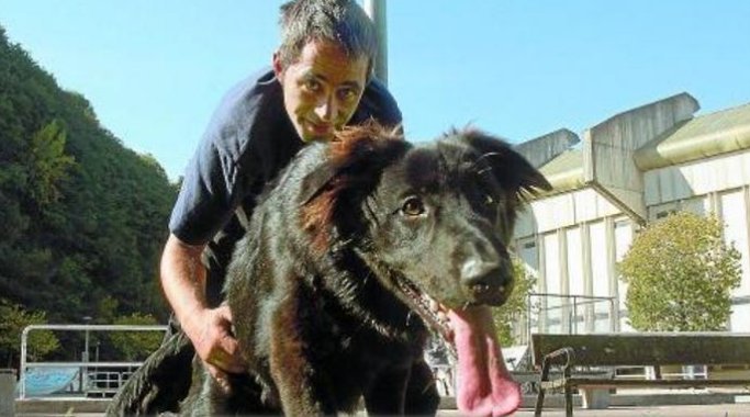 Ο άστεγος και ο σκύλος του που συγκλόνισαν την Ισπανία - Του δίνει «ζωή» η Σοσιεδάδ [εικόνες] | iefimerida.gr 1