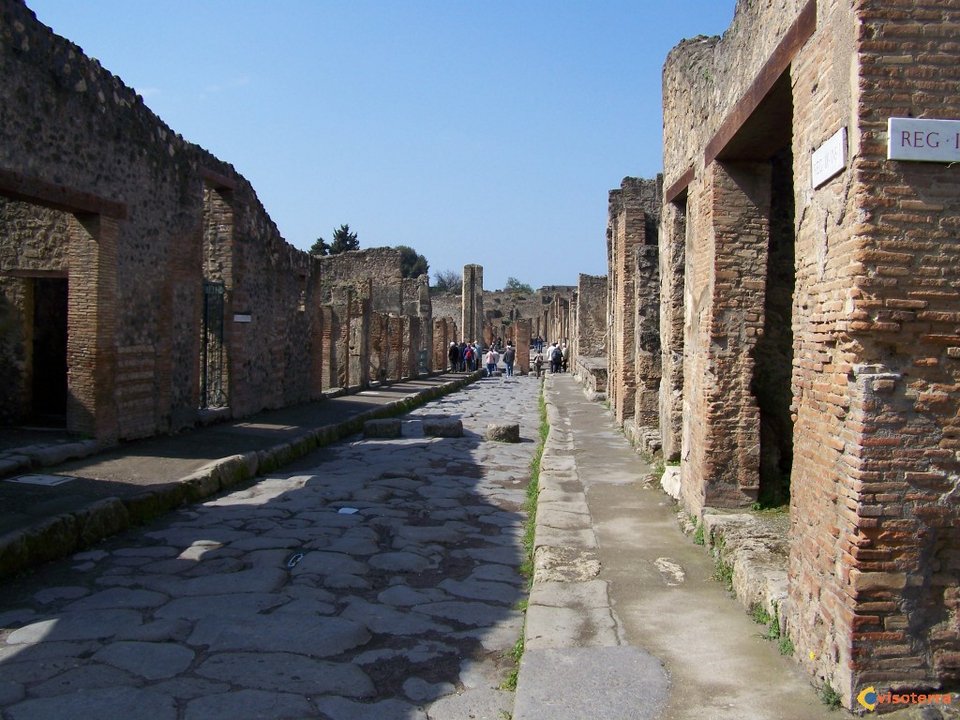 Δύο χιλιάδες χρόνια κάνει σεισμούς στην Ιταλία –Ετσι άρχισε η καταστροφή της Πομπηίας [εικόνες] | iefimerida.gr 0