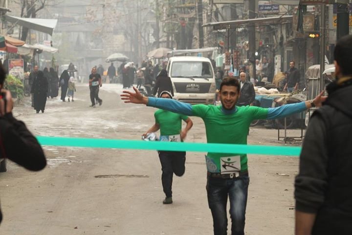 Ο πιο επικίνδυνος αγώνας στον κόσμο -Τρέχοντας δίπλα στο θάνατο, στη Συρία [εικόνες] | iefimerida.gr 2