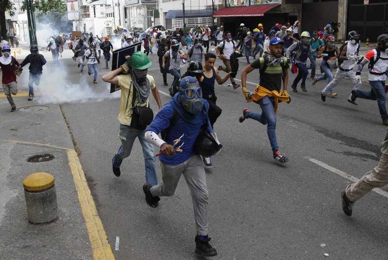 Κλιμακώνεται η εξέγερση στη Βενεζουέλα [εικόνες]  | iefimerida.gr 6