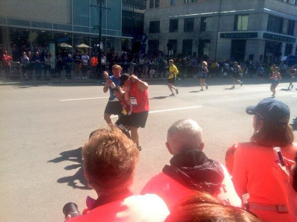 Μαγική στιγμή στο μαραθώνιο της Βοστώνης -Δρομέας δεν μπορούσε να τερματίσει και τον κουβάλησαν άλλοι [εικόνες] | iefimerida.gr 0