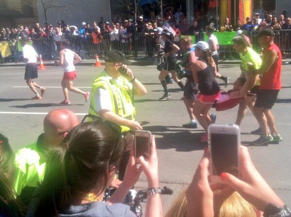 Μαγική στιγμή στο μαραθώνιο της Βοστώνης -Δρομέας δεν μπορούσε να τερματίσει και τον κουβάλησαν άλλοι [εικόνες] | iefimerida.gr 2