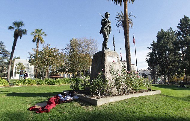 Στημένος ο αγώνας-επιστροφή του Μίκι Ρουρκ: Πλήρωσε άστεγο για να του σπάσει τα μούτρα [εικόνες] | iefimerida.gr 0