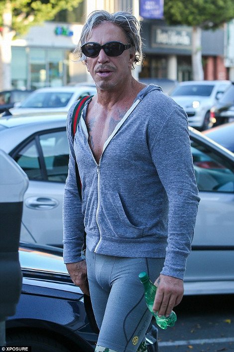 Ετσι κυκλοφορεί στο δρόμο ο πάλαι ποτέ γόης του Χόλιγουντ Μίκι Ρούρκ [εικόνες] | iefimerida.gr 0