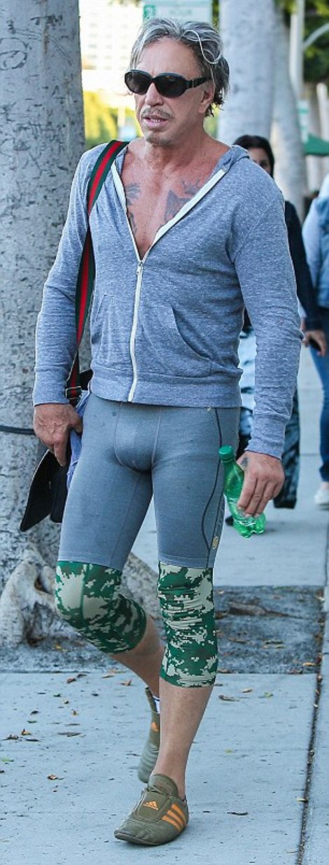 Ετσι κυκλοφορεί στο δρόμο ο πάλαι ποτέ γόης του Χόλιγουντ Μίκι Ρούρκ [εικόνες] | iefimerida.gr 1