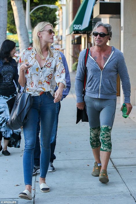 Ετσι κυκλοφορεί στο δρόμο ο πάλαι ποτέ γόης του Χόλιγουντ Μίκι Ρούρκ [εικόνες] | iefimerida.gr 3