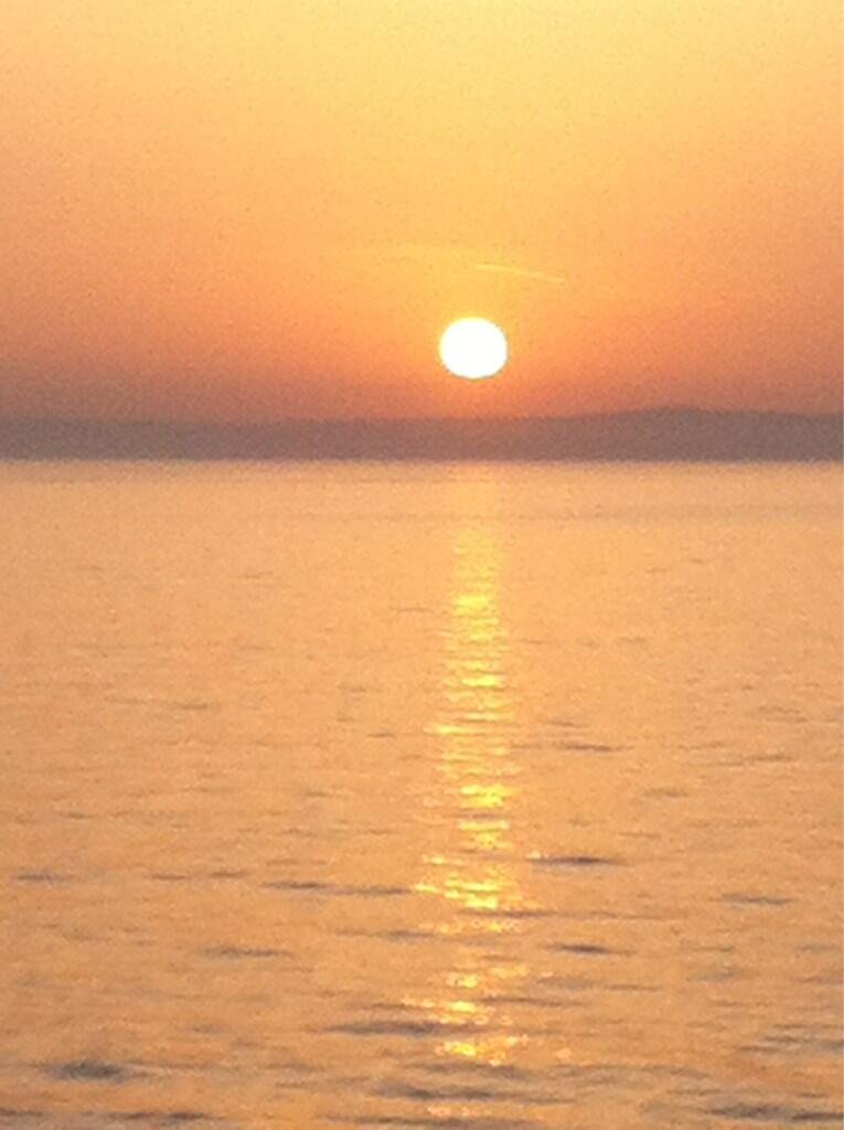 Ξάγρυπνος ο Ράσελ Κρόου διασχίζει το Αιγαίο και φωτογραφίζει την ανατολή του ηλίου [εικόνα] | iefimerida.gr 0