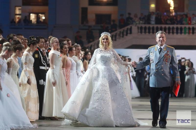 Η παρουσιάστρια της εκδήλωσης Γιούλια Κιρπιτσνίκοβα