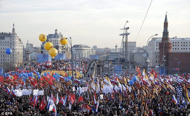 100.000 Ρώσοι γιόρτασαν με μπαλαλάικες και ακορντεόν τον 1 χρόνο από την προσάρτηση της Κριμαίας [εικόνες] | iefimerida.gr 13