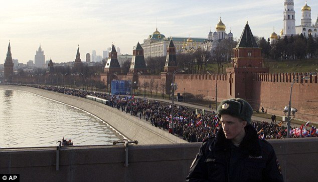 100.000 Ρώσοι γιόρτασαν με μπαλαλάικες και ακορντεόν τον 1 χρόνο από την προσάρτηση της Κριμαίας [εικόνες] | iefimerida.gr 14