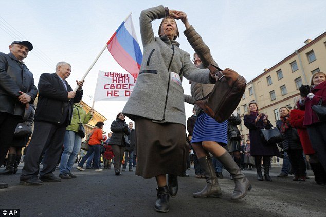 100.000 Ρώσοι γιόρτασαν με μπαλαλάικες και ακορντεόν τον 1 χρόνο από την προσάρτηση της Κριμαίας [εικόνες] | iefimerida.gr 15