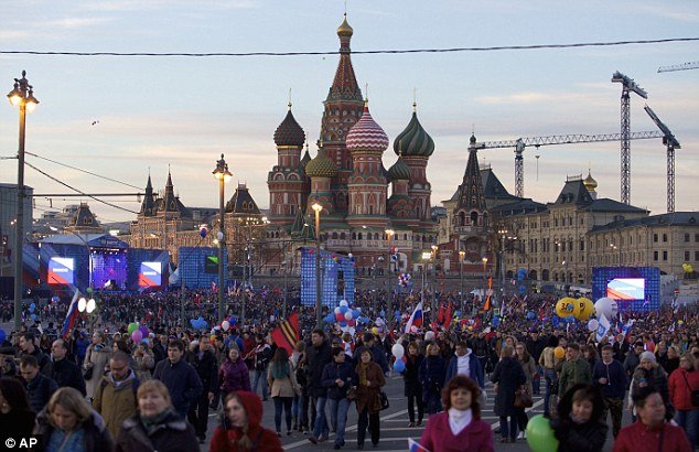 100.000 Ρώσοι γιόρτασαν με μπαλαλάικες και ακορντεόν τον 1 χρόνο από την προσάρτηση της Κριμαίας [εικόνες] | iefimerida.gr 16