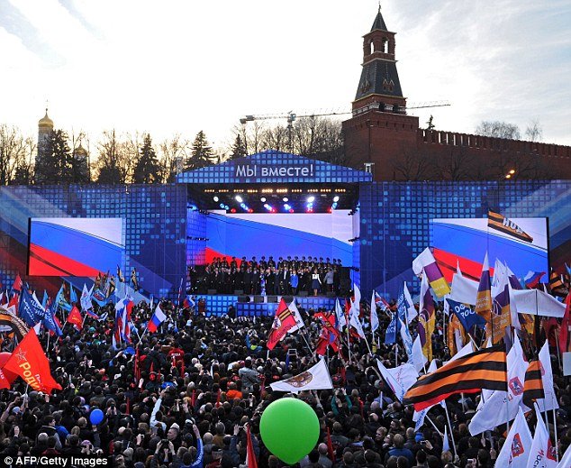 100.000 Ρώσοι γιόρτασαν με μπαλαλάικες και ακορντεόν τον 1 χρόνο από την προσάρτηση της Κριμαίας [εικόνες] | iefimerida.gr 17
