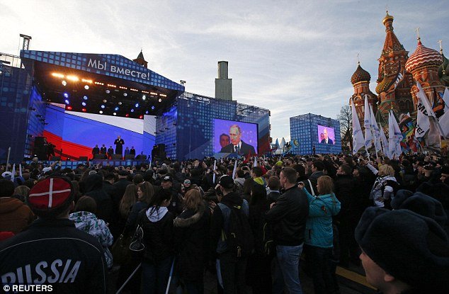 100.000 Ρώσοι γιόρτασαν με μπαλαλάικες και ακορντεόν τον 1 χρόνο από την προσάρτηση της Κριμαίας [εικόνες] | iefimerida.gr 19
