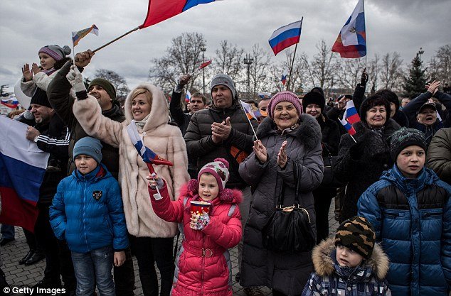100.000 Ρώσοι γιόρτασαν με μπαλαλάικες και ακορντεόν τον 1 χρόνο από την προσάρτηση της Κριμαίας [εικόνες] | iefimerida.gr 21