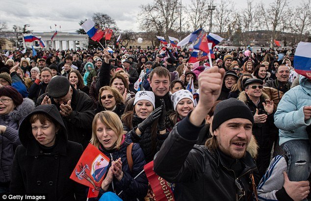 100.000 Ρώσοι γιόρτασαν με μπαλαλάικες και ακορντεόν τον 1 χρόνο από την προσάρτηση της Κριμαίας [εικόνες] | iefimerida.gr 22