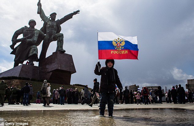 100.000 Ρώσοι γιόρτασαν με μπαλαλάικες και ακορντεόν τον 1 χρόνο από την προσάρτηση της Κριμαίας [εικόνες] | iefimerida.gr 25