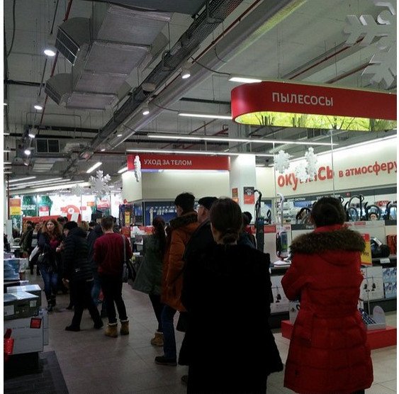 To ρούβλι καταρρέει και οι Ρώσοι τρέχουν στα καταστήματα -Αρπάζουν ό,τι υπάρχει στα ράφια [εικόνες & βίντεο] | iefimerida.gr 1