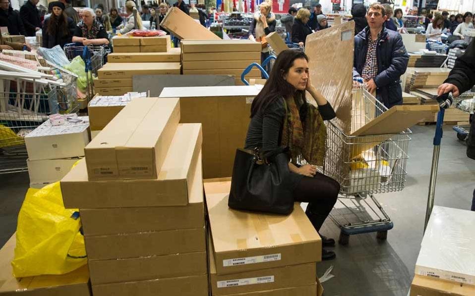 To ρούβλι καταρρέει και οι Ρώσοι τρέχουν στα καταστήματα -Αρπάζουν ό,τι υπάρχει στα ράφια [εικόνες & βίντεο] | iefimerida.gr 0