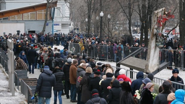 Χιλιάδες Μοσχοβίτες στην κηδεία του Νεμτσόφ -Η... κίνηση συμφιλίωσης από τον Πούτιν [εικόνες] | iefimerida.gr 4